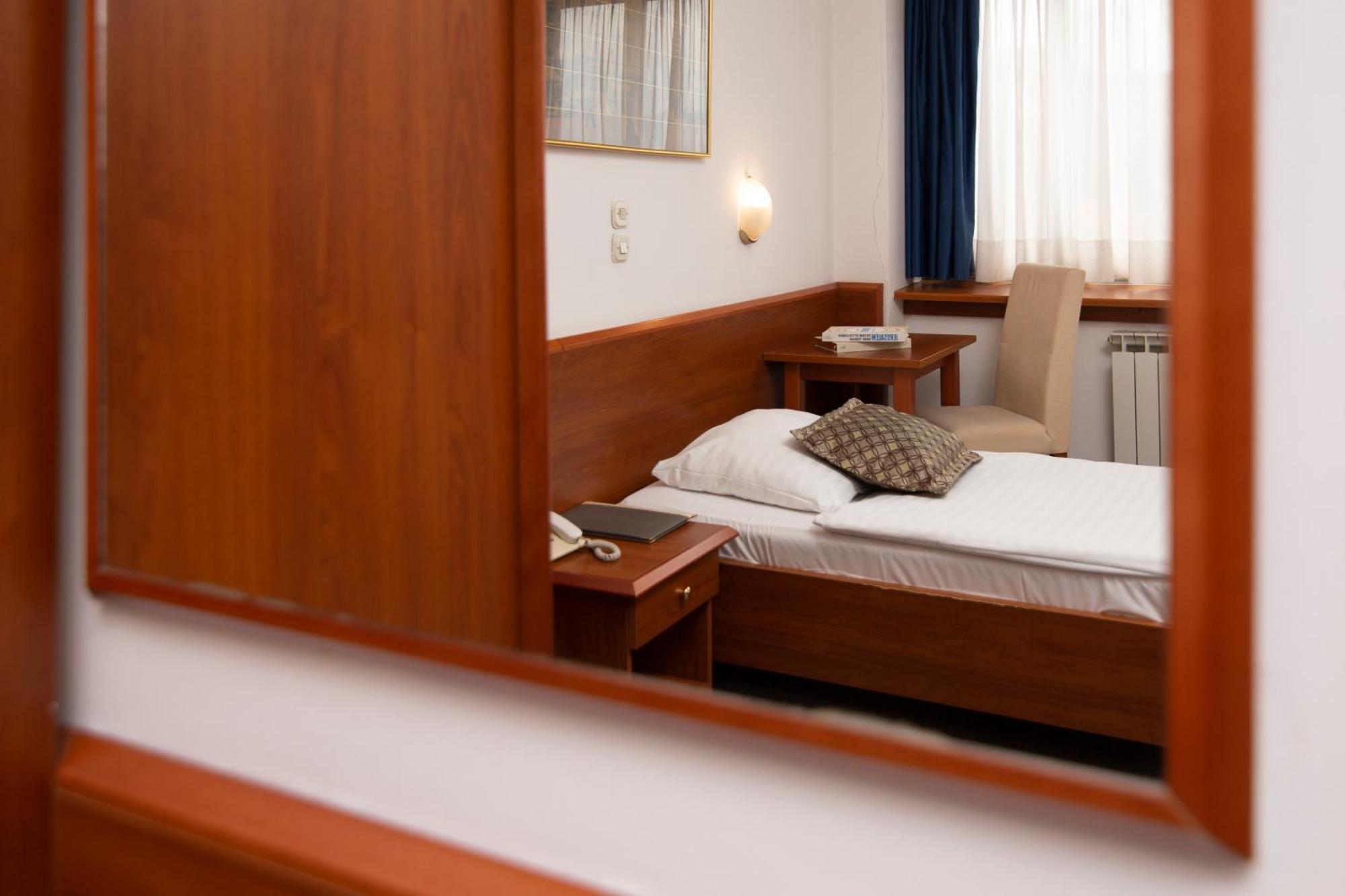 Hotel Neboder Rijeka Bilik gambar